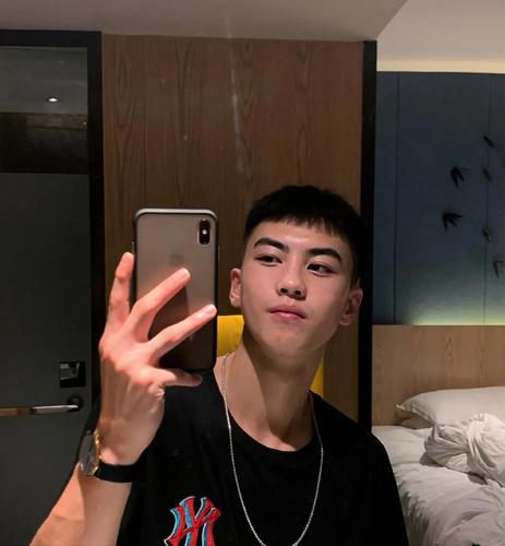 19岁篮球小伙,颜值出众身材高挑,这样的体育男生你