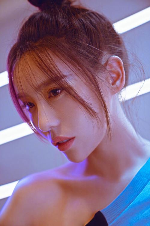 施予斐巴黎时装周冷艳写真图片