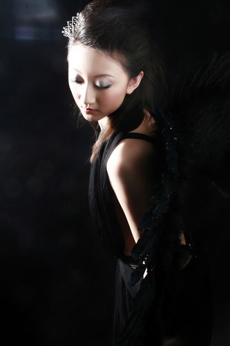 黑色背景美女