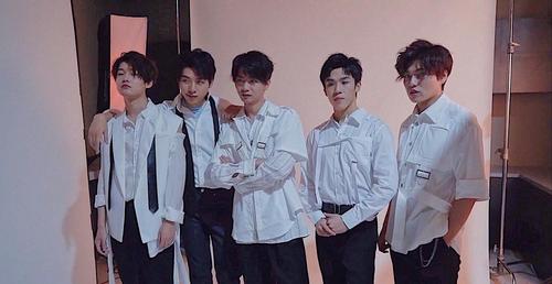 b站两大当红up主男团阴阳怪气变形兄弟比美