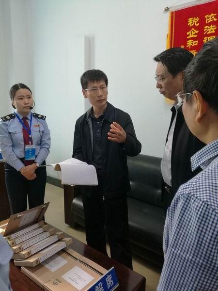 省政府法制办主任陈红瑜(左二)在卫辉市国税局调研该局的"提醒 调解"