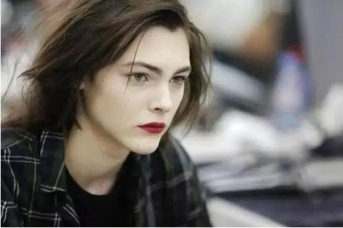 20岁意大利模特,长相酷似暮光女,被称为"杂志封面品牌