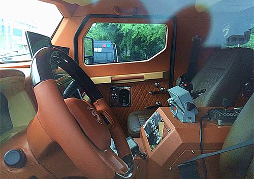 这台国产车自重9吨,用"恐龙"做车标,一辆能抵10台路虎