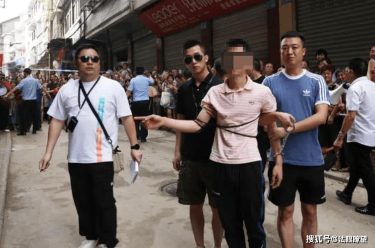 张彪和妻子在镇上经营着两家门市.一个是妻子利用自家门市