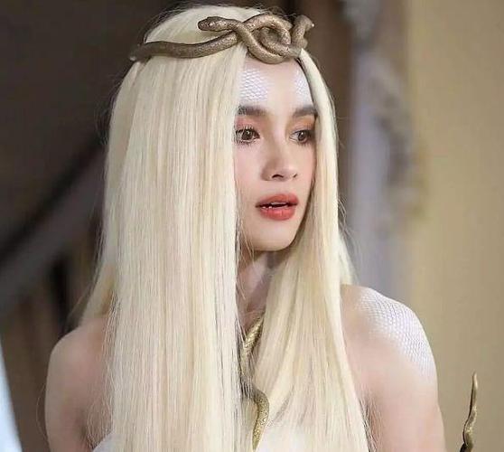 泰国小花vill新剧热播,《蛇吻》收视创下新高,狗血剧情引热议
