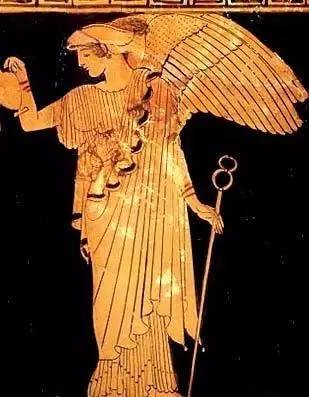 在古希腊瓶画中,她被描绘成一个有着金色翅膀的年轻女子,站在宙斯或