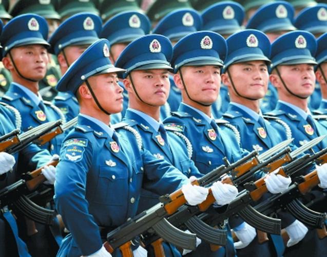 民兵方队铿锵玫瑰绽芳华文职人员方队能文能武有军魄