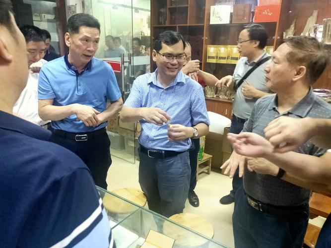 成员詹小东带领惠州市政协考察组一行到观珠镇考察沉香产业发展情况