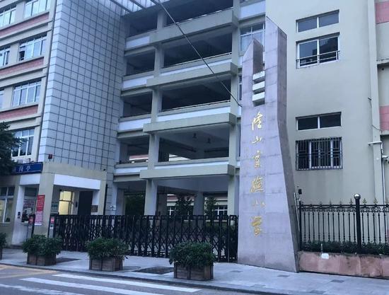 " 9月21日下午,中秋小长假的前一天,浙江温州瑞安市的隆山实验小学内