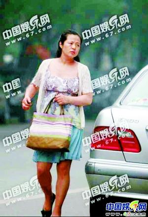王刚三婚妻子郑艳东背景惊人 气质温婉