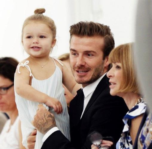 贝克汉姆爱女成痴嘴对嘴亲吻引起争议10岁的小七是个美人胚子