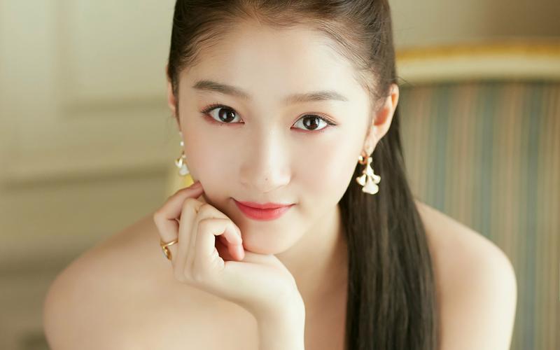 关晓彤裸色纱裙写真桌面壁纸,身穿裸色波点纱裙,高马尾酷甜亮相亚洲