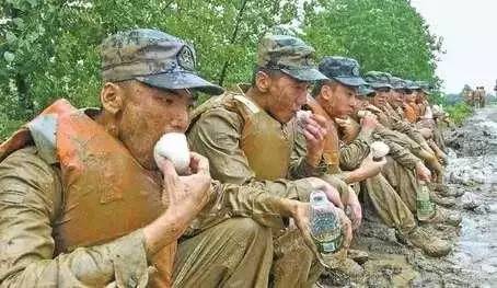 抗洪|《满身泥巴的兵》致敬抗洪战士 你不是一个人在战斗!