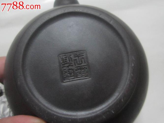 紫砂壶一把【底款:王霞制陶】