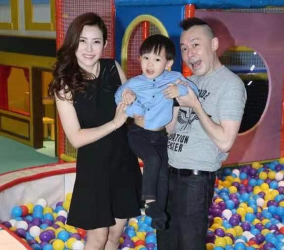 还有网友在飞机的头等仓遇见他,为了老婆孩子,雷宇扬真的是马不停蹄的