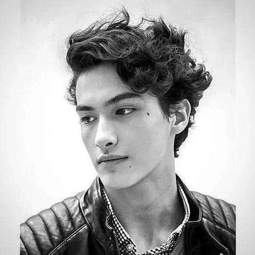 男生头发自来卷? 自来卷也无妨, 3种发型让你重获新生