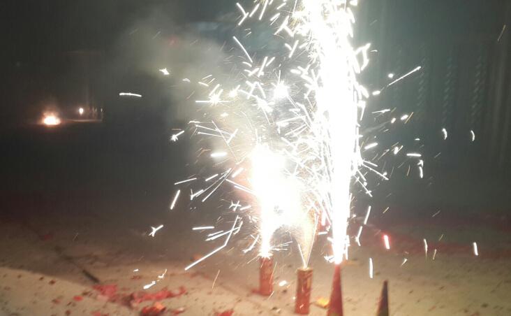 开始燃放烟花爆竹,燃放鞭炮不仅污染空气,飞扬的纸屑,烟尘落在地面上