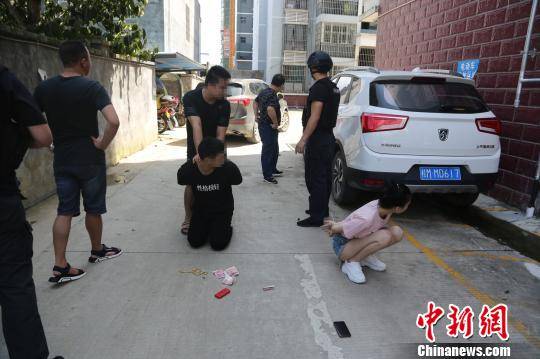 图为抓捕现场. 蒙剑锋 摄