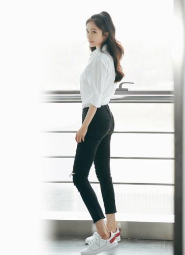 杨幂的紧身裤穿得太好看了腿部曲线一览无遗筷子腿看服了