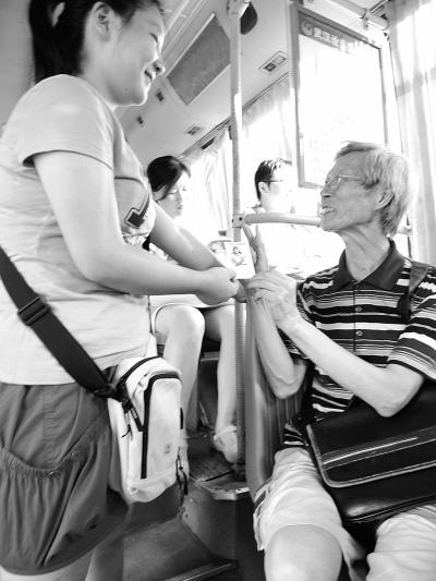 七旬画家制雷锋卡赠送让座人半年遇120位好人