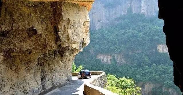 秦岭深处的陕西宁强县也有一条挂壁公路 非常壮丽和奇