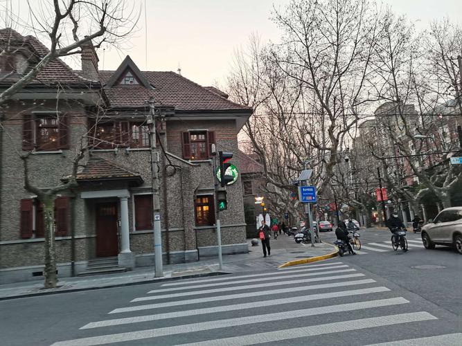 从思南路到复兴中路都是赏心悦目的小洋房和公馆,典型的上海味道!