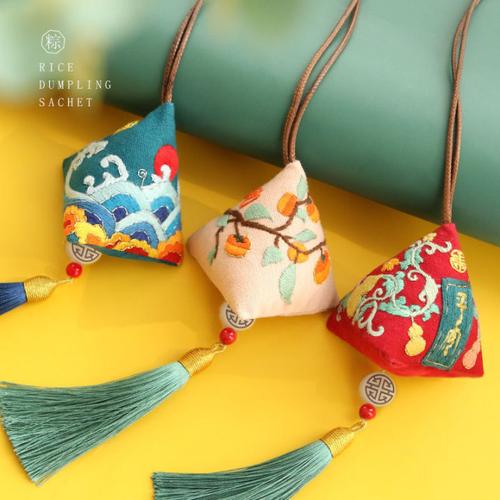 解释一下:香囊,又名容臭(xiu),香袋,香缨,今人称香荷包,耍货子.