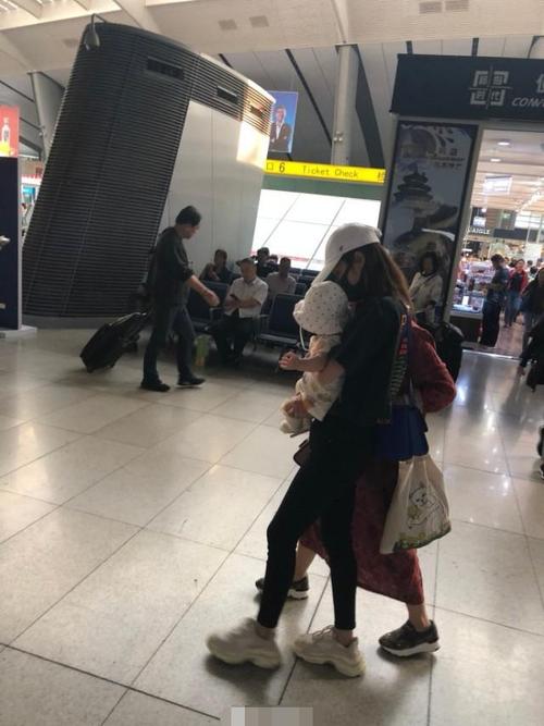 颖儿高铁站抱着女儿,瘦成纸片人,体力不支,不让妈妈帮忙