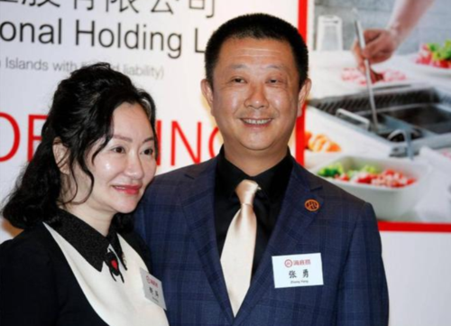 海底捞第一个女服务员:初中辍学,17岁进海底捞,40岁身价超30亿