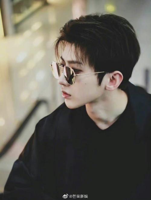 黑白滤镜好有氛围感啊,墨镜一戴秒变大奎,酷帅高冷,好a啊@蔡徐坤