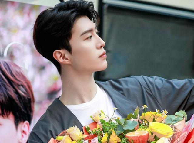 范丞丞前不久一直在拍《曾少年》这一部剧,有关心他动态性的小伙伴们