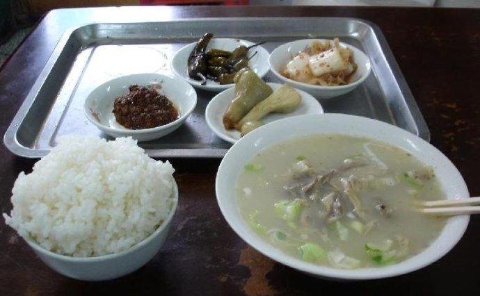 狗肉汤饭,感觉不错.朝鲜人爱吃狗肉