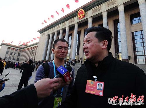 关注两会:明星委员受追捧