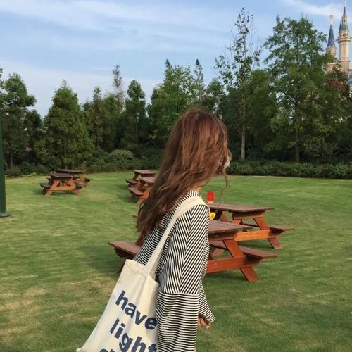 超喜欢这组背影女生头像