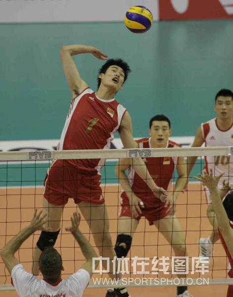 组图:中国男排帅哥商量战术 边洪敏表情显着急