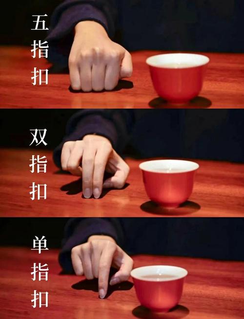 �长辈倒茶时如何敲手指?