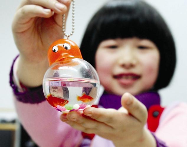 图文:袖珍金鱼成儿童新宠