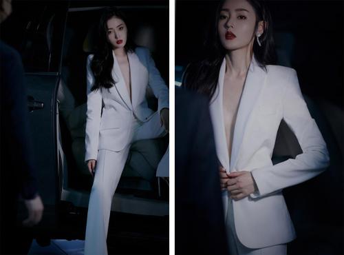 张天爱也是 魅力值拉满,真空白色西装套装,收腰设计,拖地裤型,又甜又
