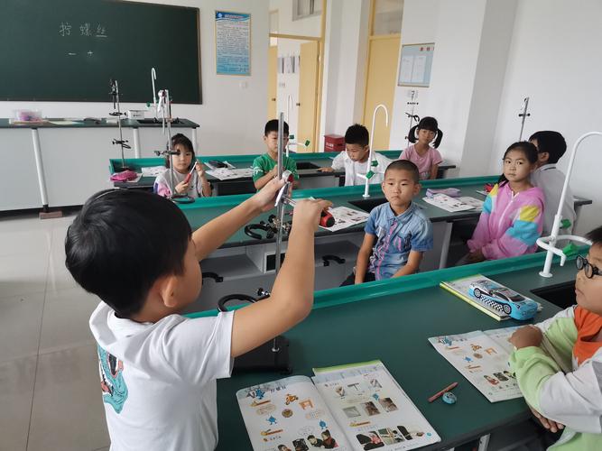 冀教版小学科学二年级上册《拧螺丝》