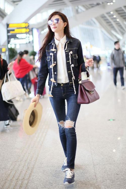 真的飘了这位女星这样穿紧身牛仔裤一穿到机场就炸锅了