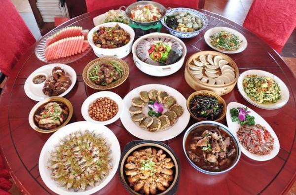 先看农村300元的酒席再看城里2千元的酒席看完就知道差别