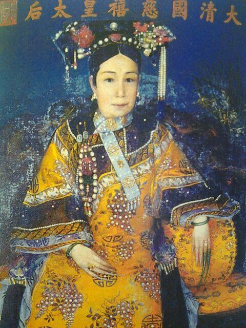 1903年一位来华给慈禧画像的美国女画师回忆道:"慈禧的头与肩的比例