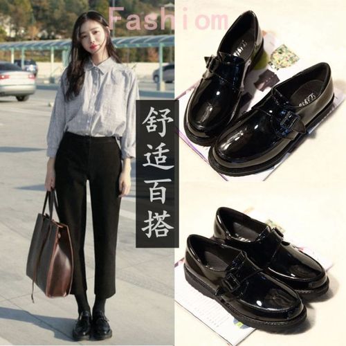 英伦风可以选着黑色的小皮鞋搭配复古的长筒袜或是黑色长袜,也是很