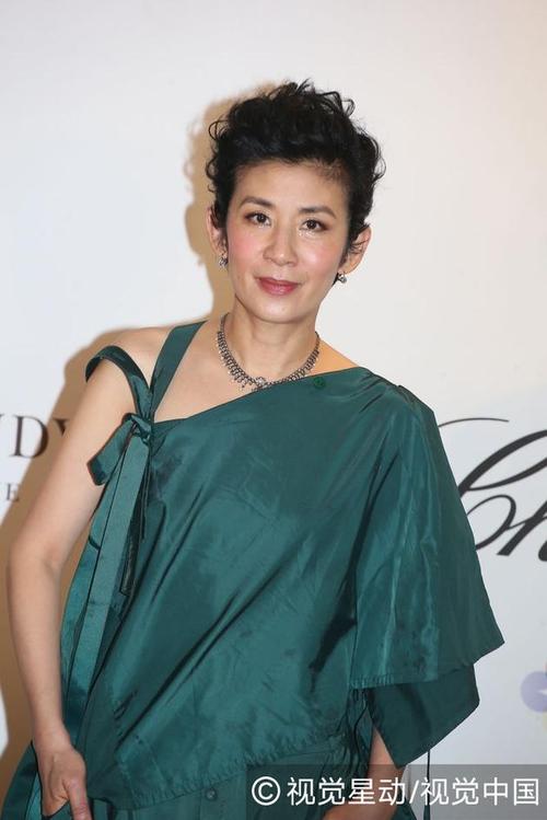 吴君如自曝情史:我初恋19岁