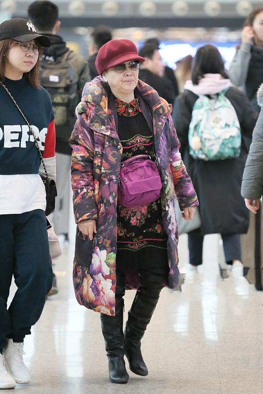 74岁李谷一现身机场,素颜的她不停划手机,曾"批"杨钰莹太嗲