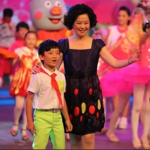 央视少儿频道主持人近况,鞠萍姐姐退居幕后,月亮姐姐当妈妈!