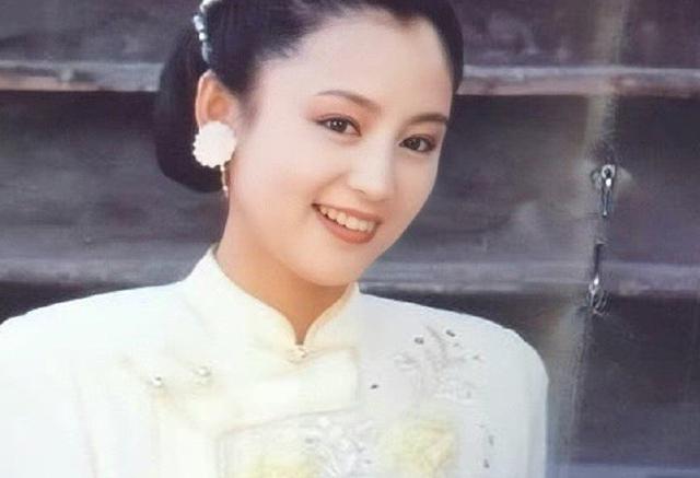 一代美人陈红为陈凯歌息影退居幕后52岁依旧美艳动人