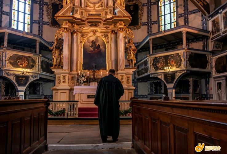 祷告后,正在与天父交流的神父