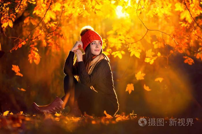 秋天的女人枫叶