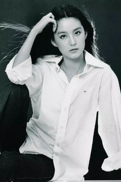 65岁林青霞近照堪忧,两鬓发白皱纹明显,昔日女神风采已不再!